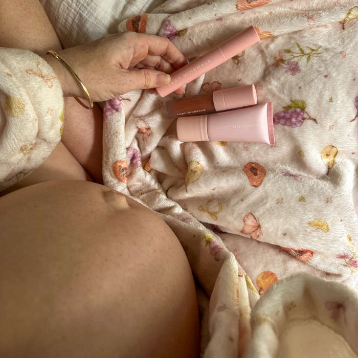 Pregnant tummy with pregnancy safe products