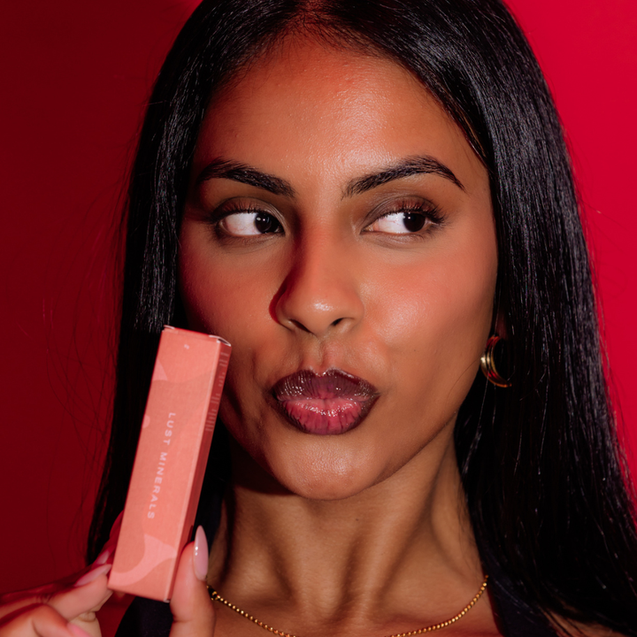 Spicy plumping lip gloss for fuller, juicier lips. Powered by Capsicum extract and nourishing superfood oils for instant volume, high shine and lasting hydration.